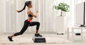 Kvinder træner på en stepbænk hjemme