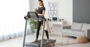 Kvinde på løbebånd i hjemmet