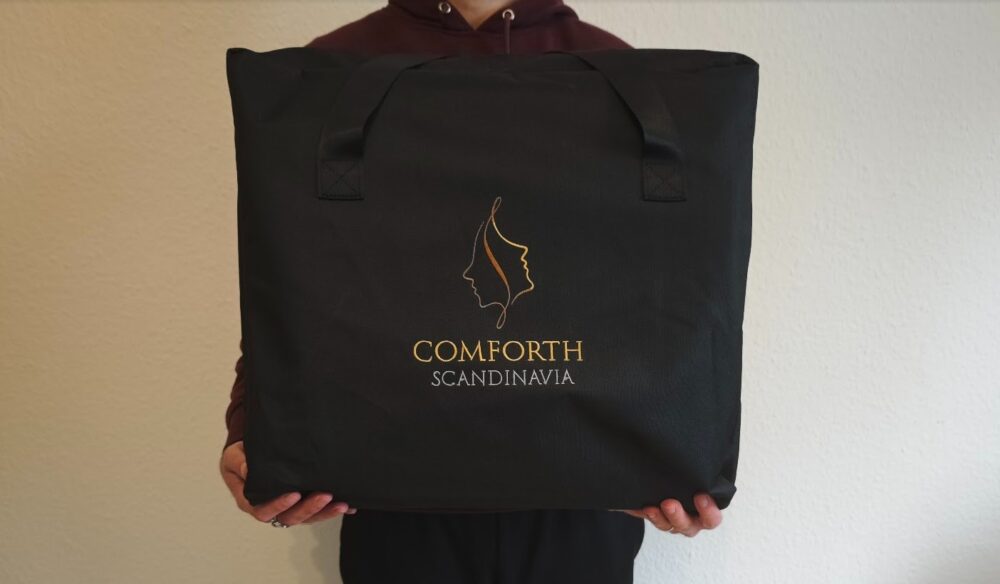 Jeg holder Comforth infrarød saunatæppe i armene