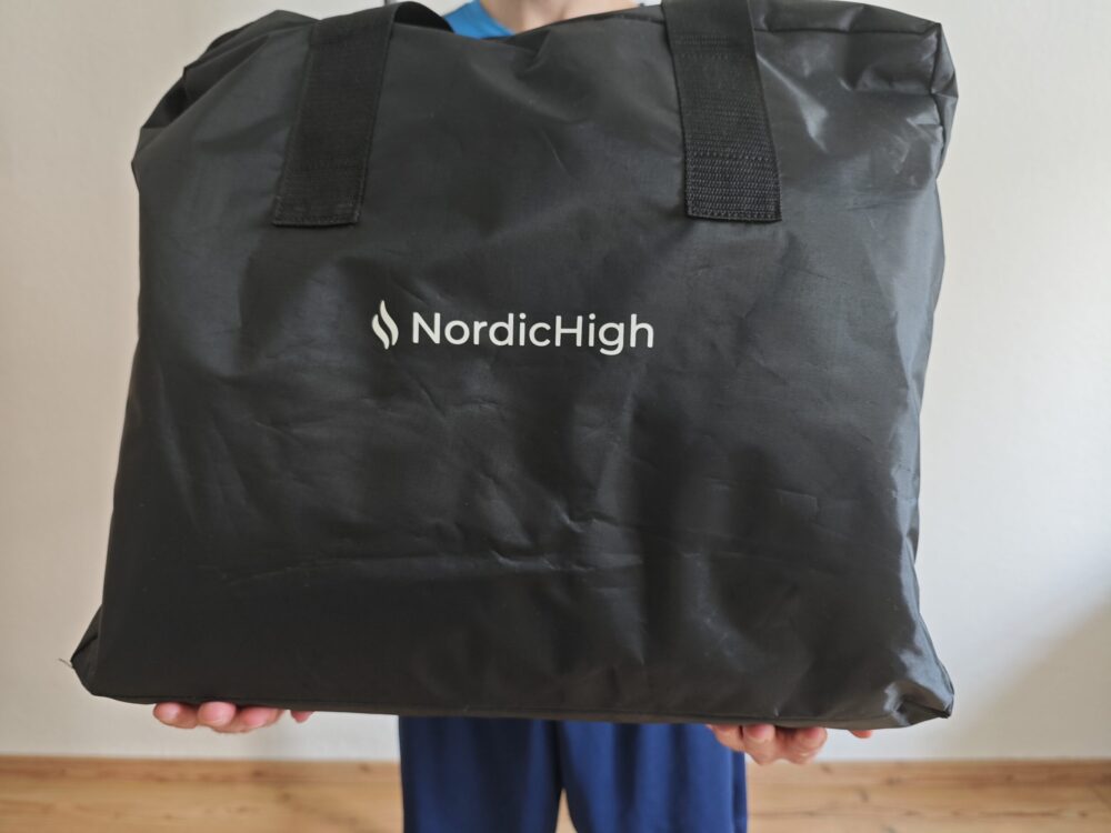Jeg står med NordicHigh saunatæppe i armene