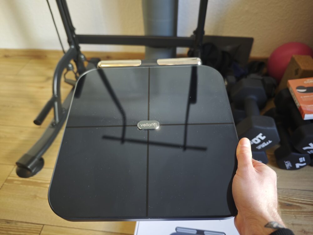 Jeg står med Vellafit kropsscanner i hånden