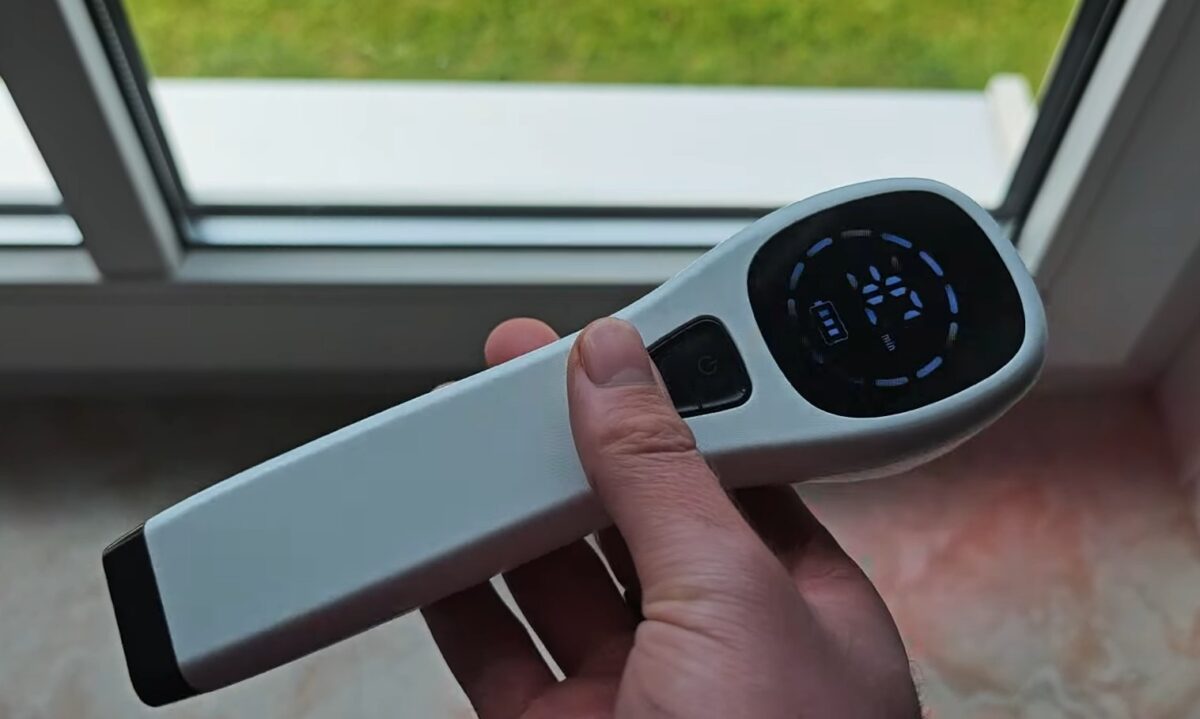 Jeg holder LaserRelief Pro i hånden