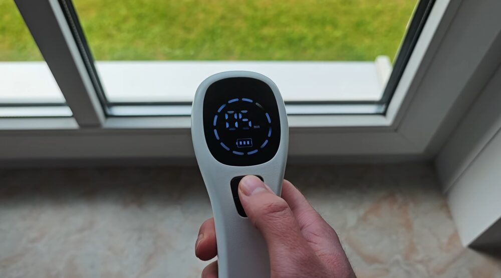 Jeg indstiller LaserRelief Pro håndholdt laser terapi