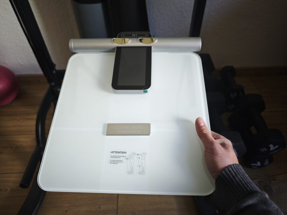 Jeg holder Comforth smartscale i hånden