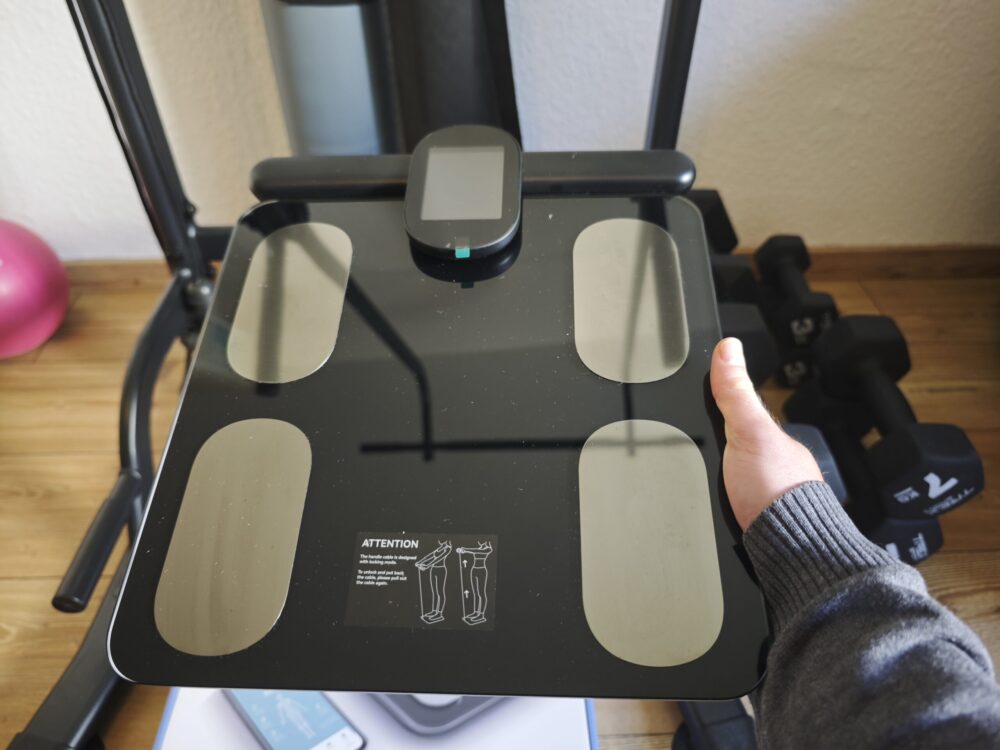 Jeg holder Smartscan kropsscanner pro i hånden, klar til test